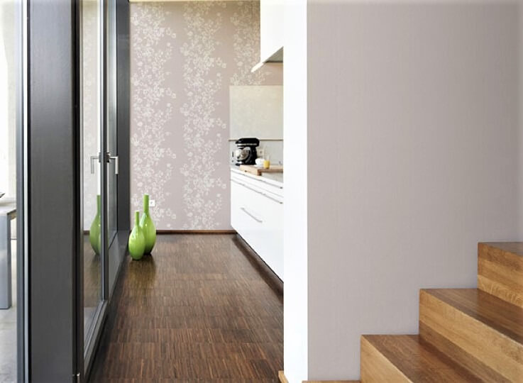cucina bianca con scale in legno