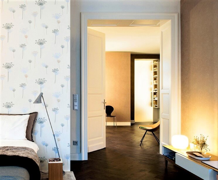 camera da letto con carta da parati a fiori