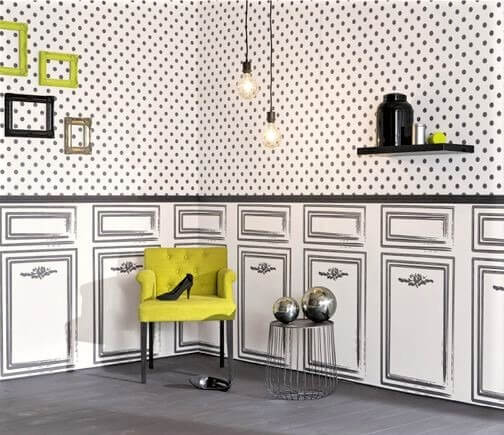 sedia gialla con carta da parati pop art