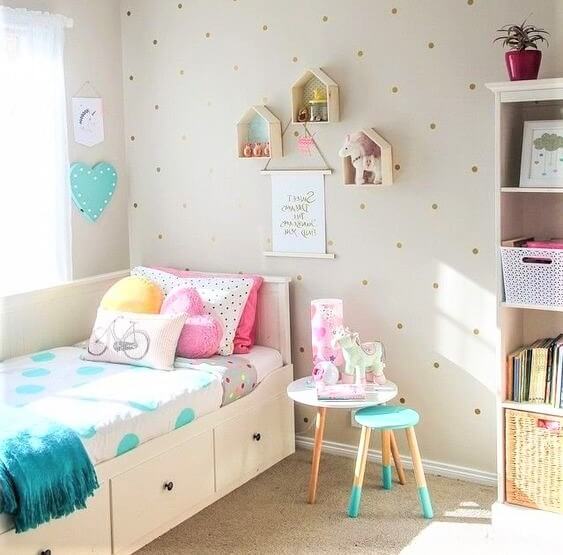 cameretta con tavolini colorati e divano letto