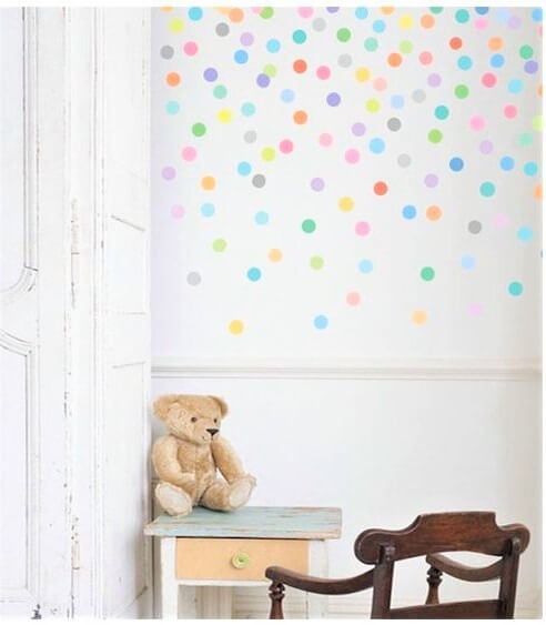 orsacchiotto in peluche e sedia in legno