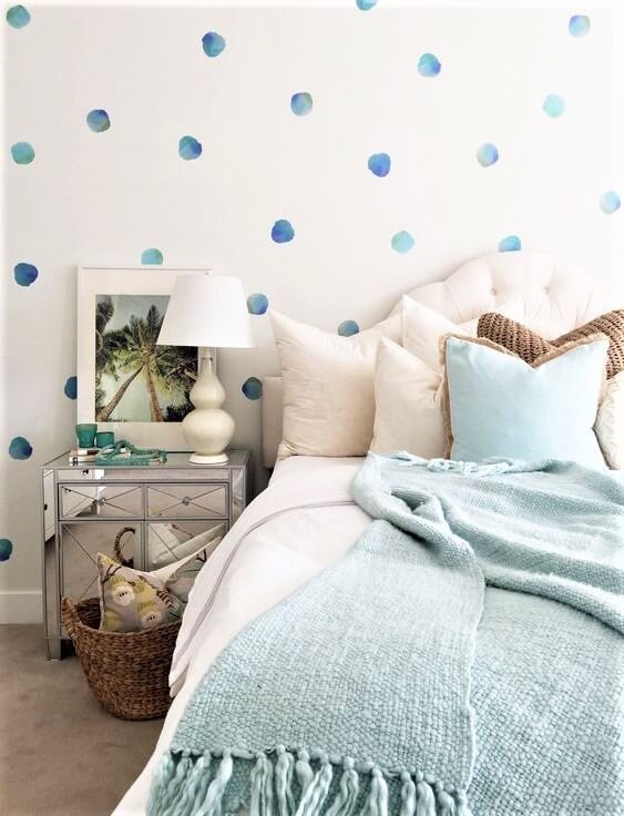 camera da letto con pois azzurri