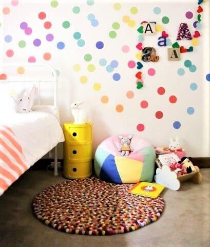 tappeto colorato con carta da parati a pois