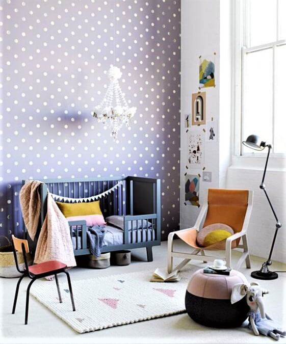 nursery con pouf bianco e nero e sedia gialla