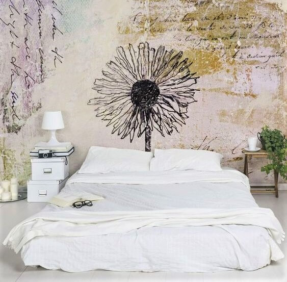 grande letto bianco con coperte chiare