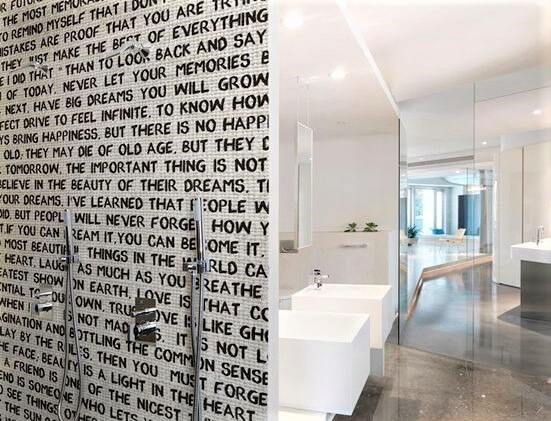 bagno con carta da parati con scritte