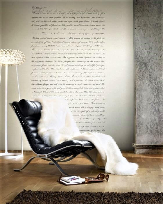 sedie in pelle nera con coperta bianca